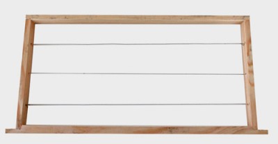 Estrutura retangular de madeira com cabos metálicos paralelos