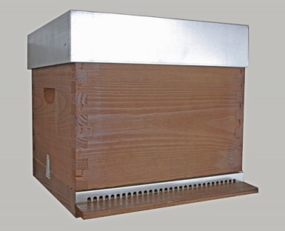 Colmeia de abelhas de madeira com tampa metálica prateada