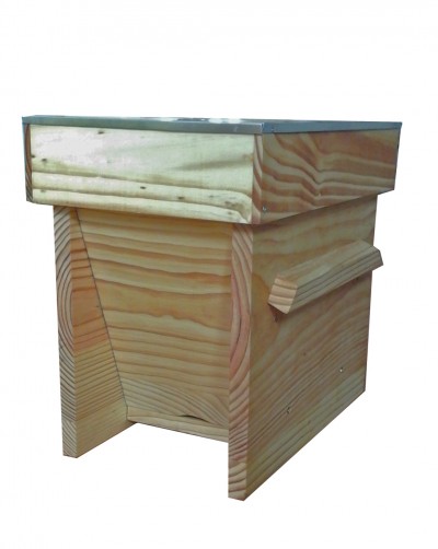 Caixa de madeira com tampa metálica e alça lateral