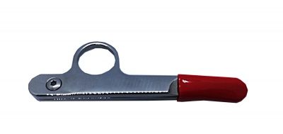 Ferramenta metálica prateada com orifício e ponta vermelha