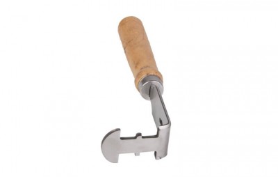 Ferramenta metálica com cabo de madeira clara