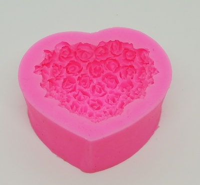 Forma de silicone rosa em formato de coração com flores detalhadas no interior