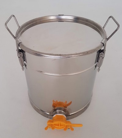 Recipiente metálico prateado com tampa e torneira laranja