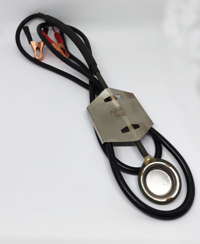 Cabos com pinças de metal cobre e peça metálica com inscrição 12V 150W