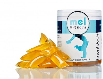 Frasco de mel SPORTS com ampolas douradas para imunidade em fundo branco