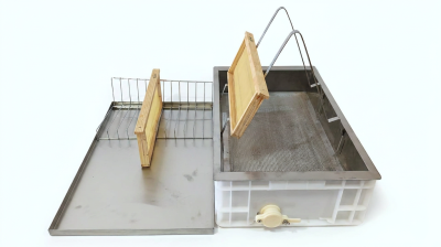 Banheira de desoperculação com pentes de madeira e estrutura metálica