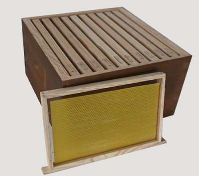 Caixa de madeira para apicultura com quadros e tela amarela