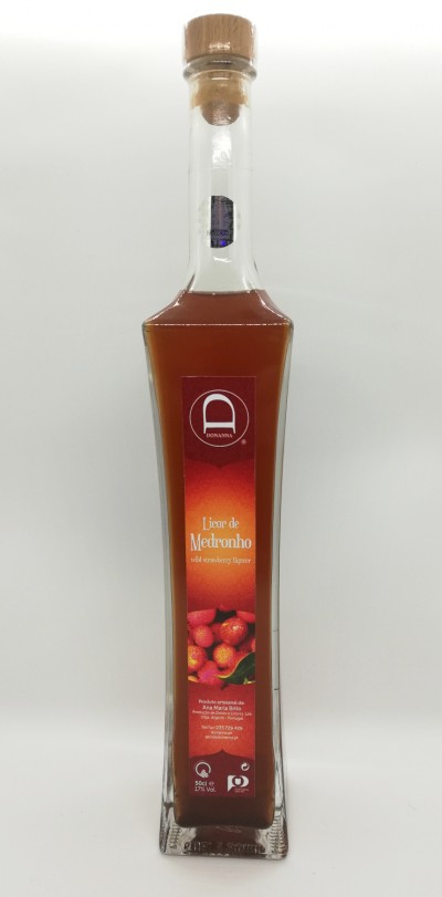 Garrafa alta de licor de medronho com rótulo vermelho e tampa de rolha