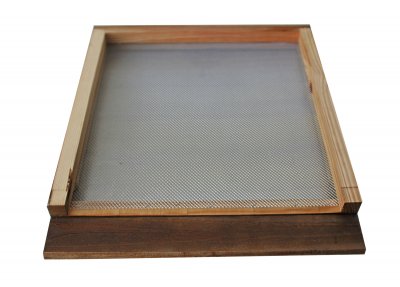 Peneira de madeira com malha metálica