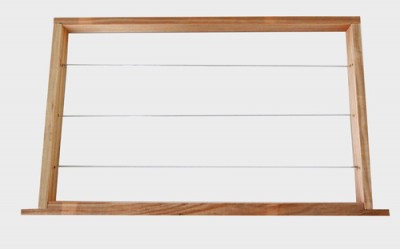 Estrutura retangular de madeira clara com fios metálicos