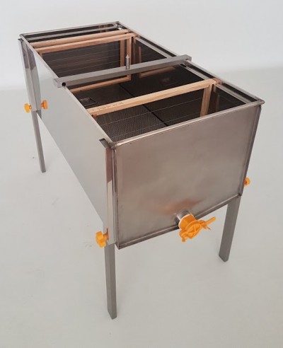 Tanque metálico para apicultura com válvula laranja e suportes