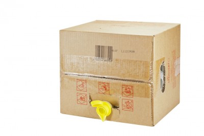 Caixa de cartão com válvula amarela e código de barras