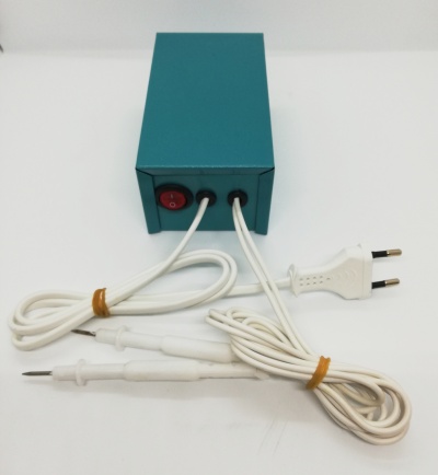 Caixa eletrónica verde-azulada com botão vermelho e fios brancos com sondas e plugue