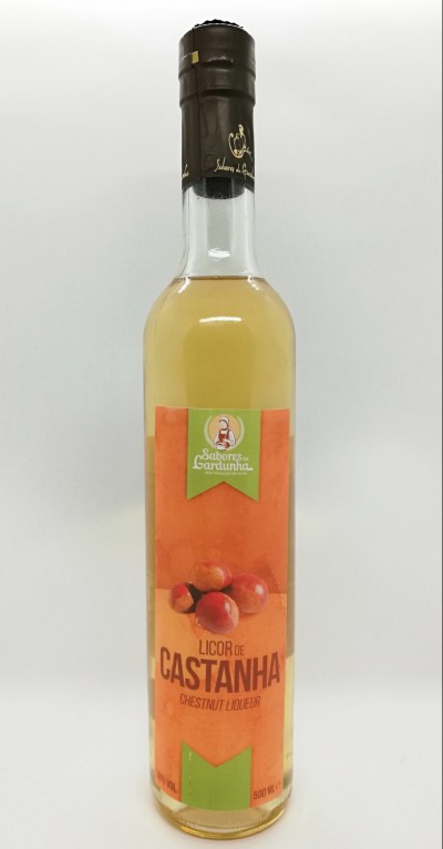 Garrafas de licor de castanha com rótulo laranja e verde