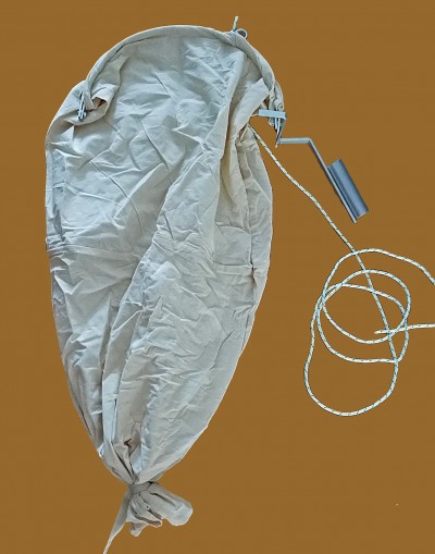 Saco cinzento claro com cordão branco e peça metálica cinzenta