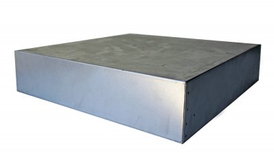 Plataforma metálica retangular prateada com superfície cinzenta