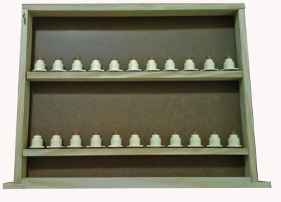 Prateleira de madeira com peças de dominó brancas alinhadas