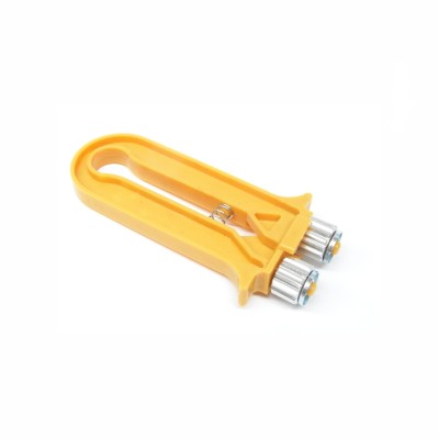 ferramenta pequena amarela com mola e extremidades metálicas