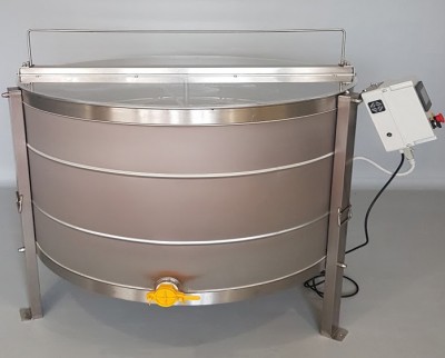 Tanque redondo industrial em aço inoxidável com torneira amarela e painel elétrico branco