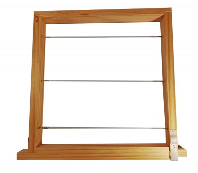 Estrutura quadrada em madeira clara com fios metálicos horizontais