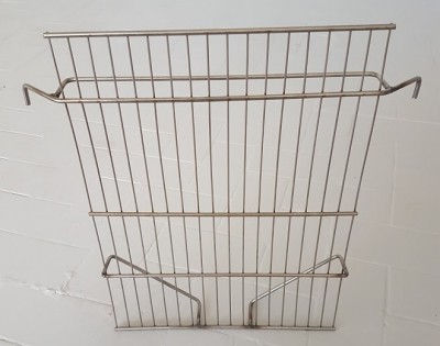 Estrutura metálica em arame inox com ganchos e suportes em fundo branco