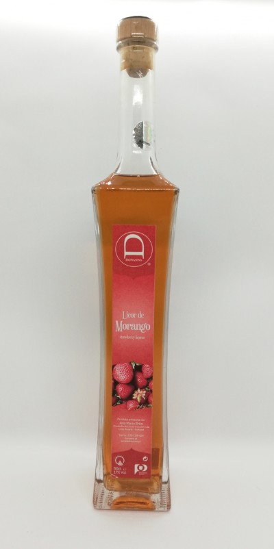 Garrafa alta de licor de morango com rótulo vermelho e morangos