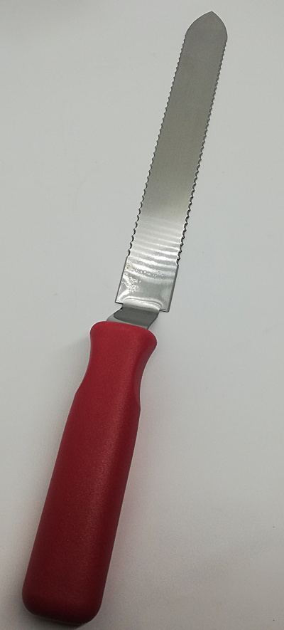 Faca de cozinha com lâmina serrilhada e cabo vermelho