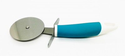 Cortador de pizza com lâmina circular e cabo azul e branco