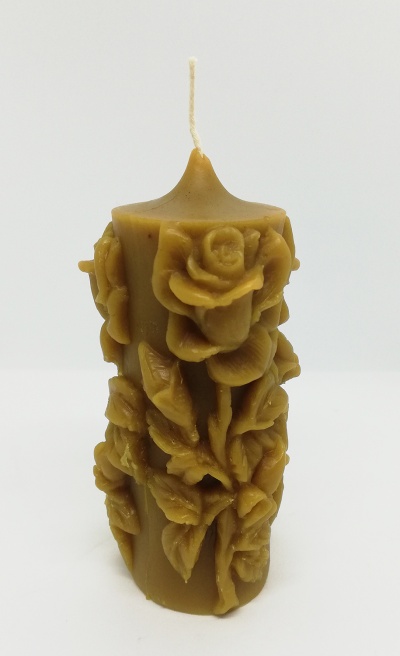 Vela decorativa castanha com relevo de rosas e folhas