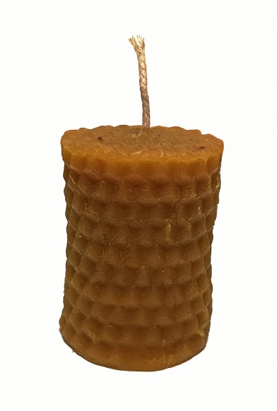 vela cilíndrica castanha texturizada com pavio