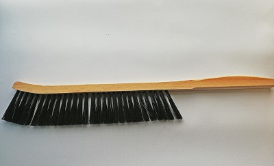 Escova com cabo de madeira e cerdas pretas