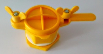 Dispositivo amarelo de plástico com alças e parafusos metálicos