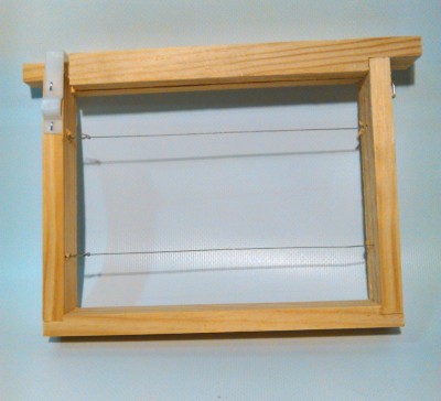 Estrutura de madeira com fios metálicos e componentes brancos