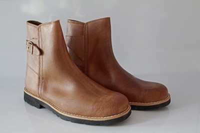 Botas de couro castanhas com fivela e sola preta