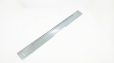 Lâmina metálica prateada com orifícios e recortes sobre fundo branco