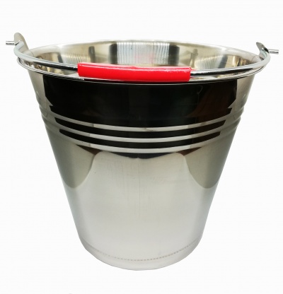 Balde metálico prateado com pega vermelha