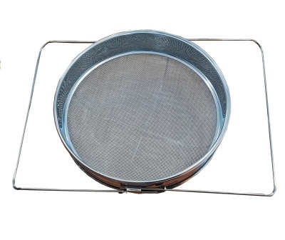 Peneira redonda metálica com malha fina e suporte retangular