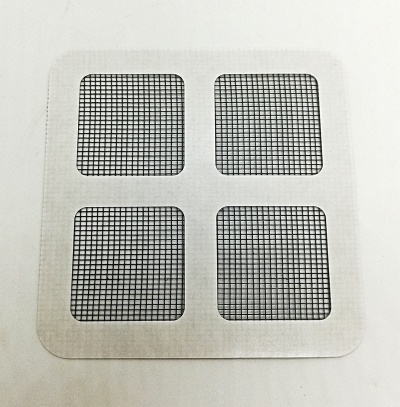 Peça de metal quadrada com quatro janelas de malha preta