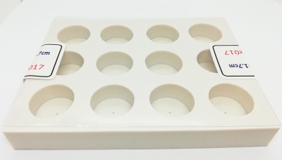 Suporte branco com orifícios circulares e etiquetas 17 cm e 2017