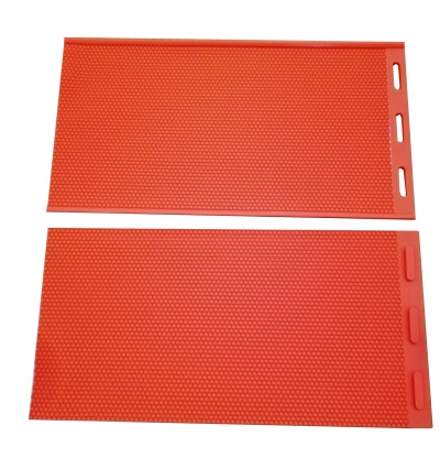 Duas placas vermelhas com textura hexagonal e abas perfuradas