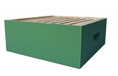 Caixa verde com tampa de ripas de madeira clara
