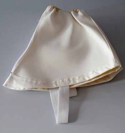 Bolsa branca de tecido com alça elástica sobre superfície cinzenta