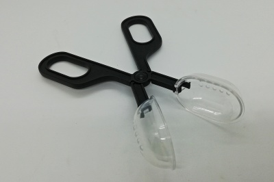 Pega para alimentos com cabo preto e extremidades transparentes em silicone