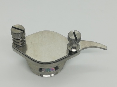 Peça metálica cinzenta com três parafusos, sobre fundo branco.