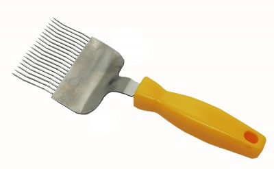 Ferramenta de cozinha com cabo amarelo e parte metálica com arames finos