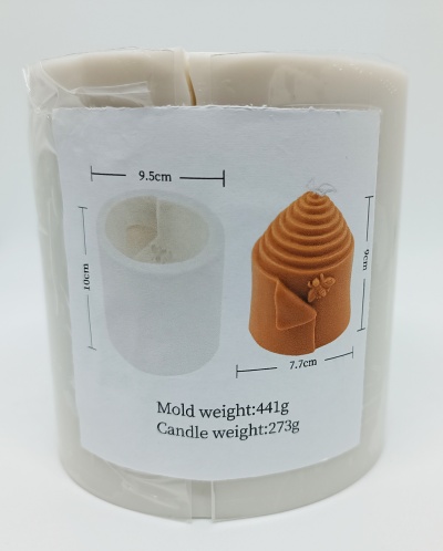 Molde de silicone branco para vela com etiqueta que mostra medidas e peso do molde e vela