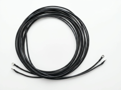 Cabo elétrico preto enrolado com conectores de metal