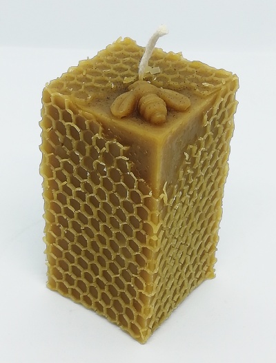 Vela quadrada de cera de abelha com textura de favo de mel e figura de abelha no topo