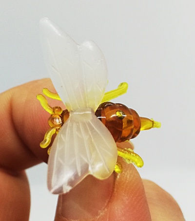 Anel abelha em vidro castanho e amarelo com asas translúcidas