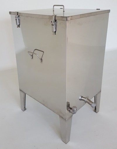 Contentor metálico prateado com tampa e torneira em fundo branco